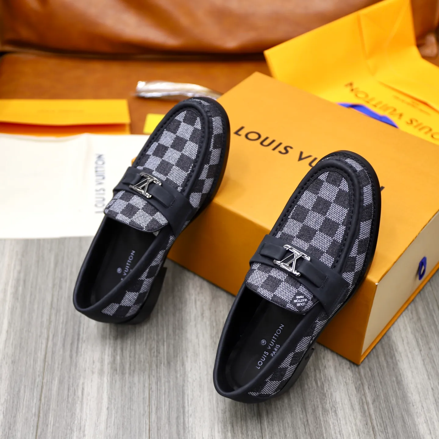 Men's shoes 💰: 💰900LV Louis Vuitton slip-on loafers, top quality products produced in Dongguan, ready for sale! This LV Glove loafer is made of selected soft cowhide, with a slightly wrinkled leather surface and a very high-end texture. Each pair is unique. The leather surface is light and soft, with a fine texture and good luster. It is a classic loafer style, with exquisite handmade mark stitching on the toe, and a square toe configuration to highlight the classic style. The horizontal band has hot-printed LV three-dimensional letters, semi-solid handcrafts and a genuine leather outsole, and a rubber patch on the heel to create wear-resistant performance and comfort. One of the must-have loafers for men! Comes with full original packaging! Code number: 38-39-40-41-42-43-44 (38, 45, 46 customized) standard leather shoe code